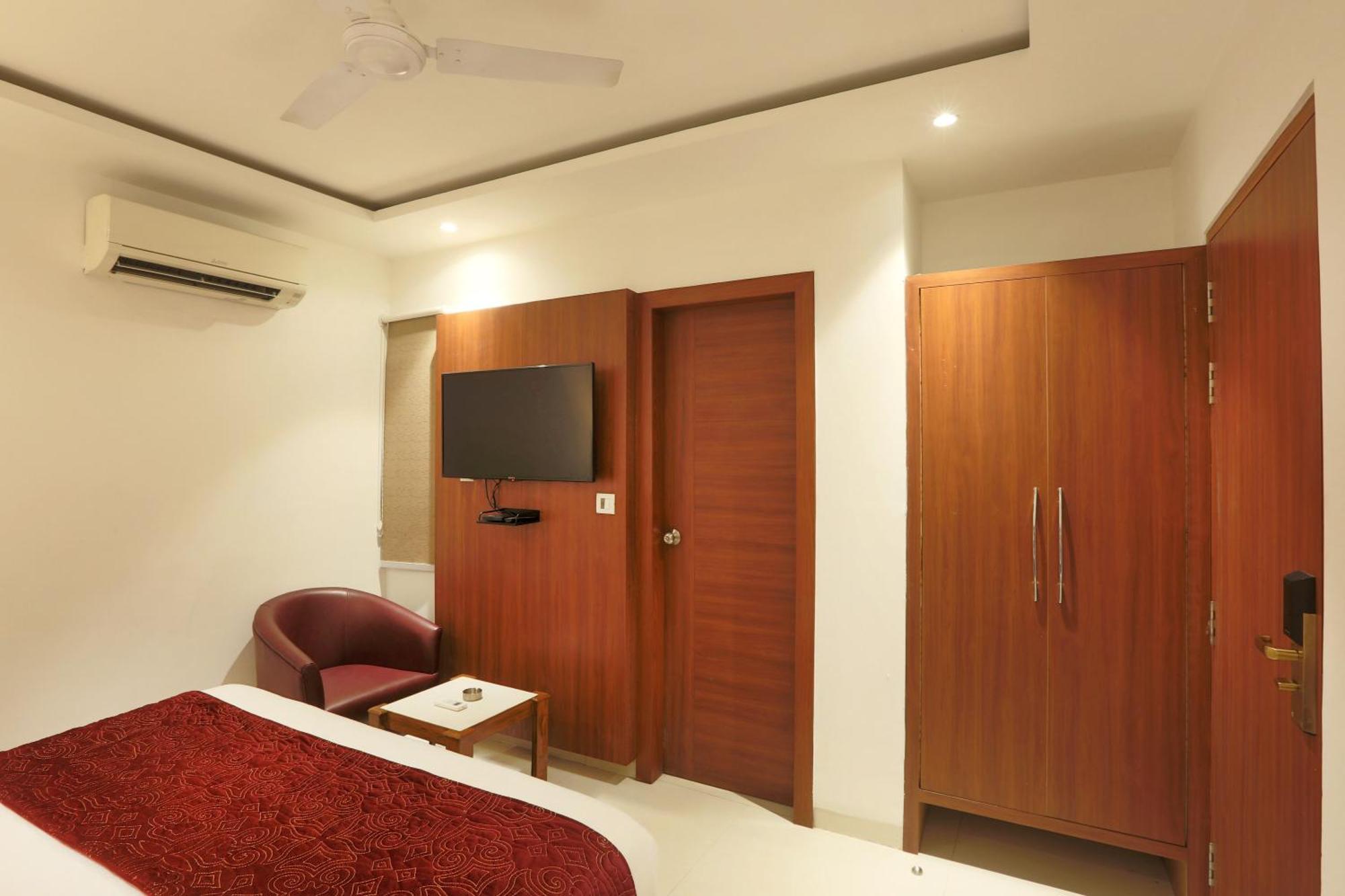 Hotel Arch Suites - Near Aerocity New Delhi Bagian luar foto