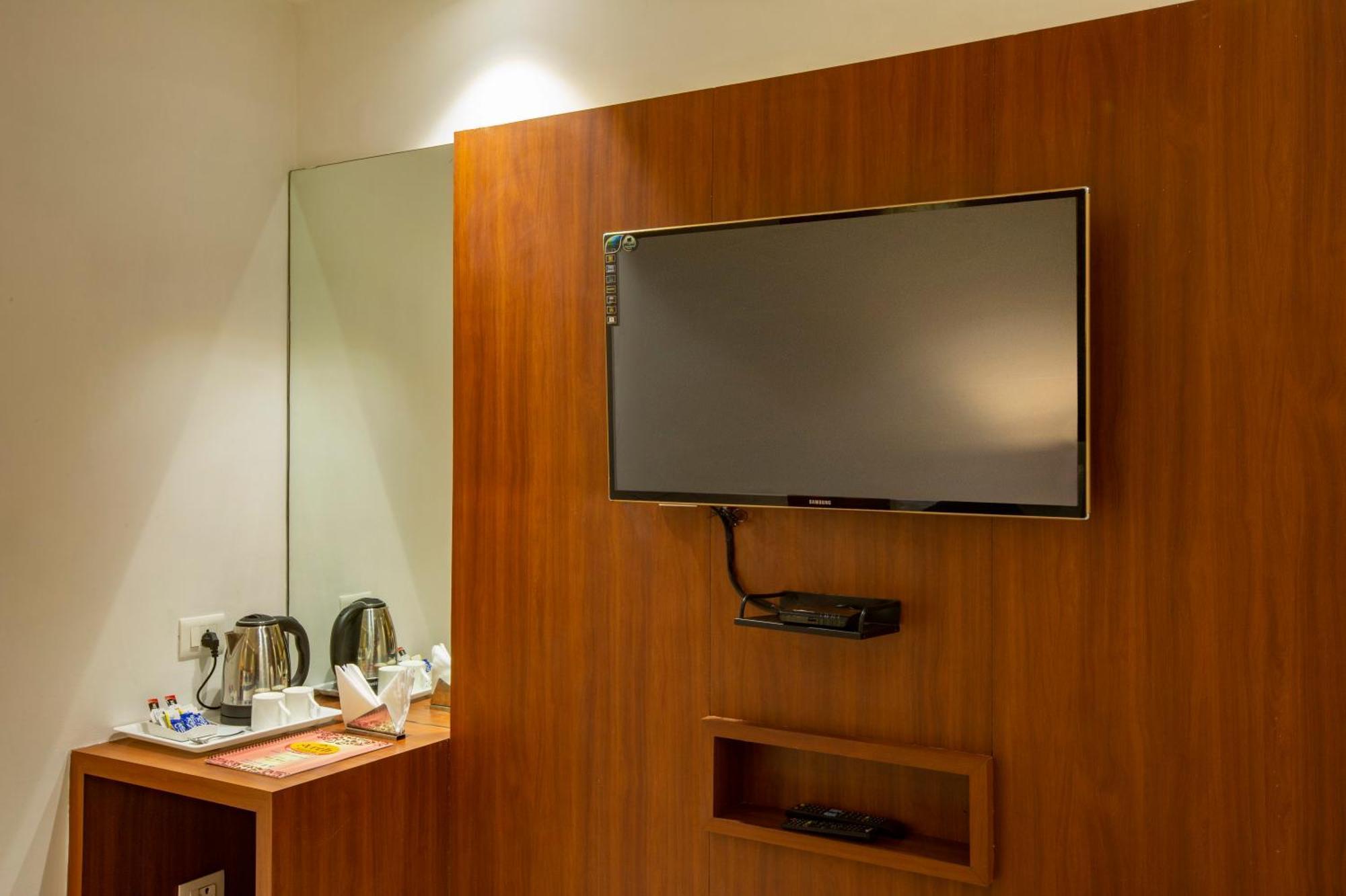 Hotel Arch Suites - Near Aerocity New Delhi Bagian luar foto