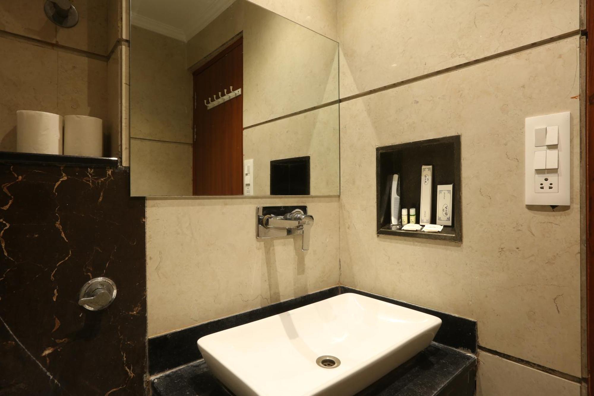Hotel Arch Suites - Near Aerocity New Delhi Bagian luar foto